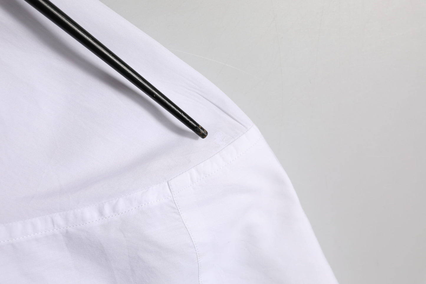 Dolce &amp; Gabbana – Weißes, formelles Baumwollhemd mit GOLD-DGPatch