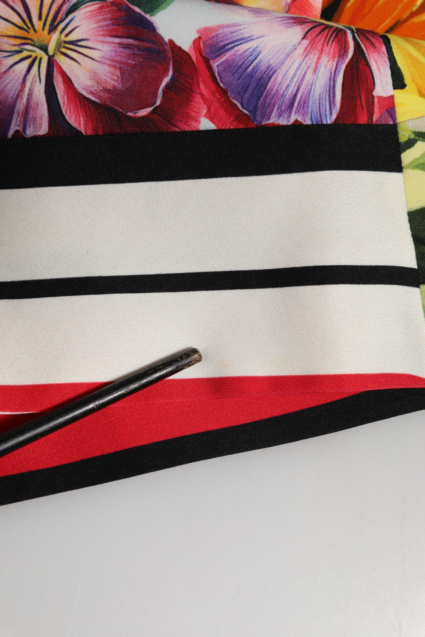 Dolce &amp; Gabbana – Mehrfarbiges Etuikleid aus Pachwork-Charmeuse mit Blumenmuster