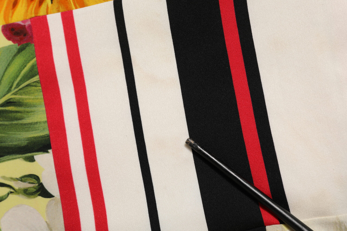 Dolce &amp; Gabbana – Mehrfarbiges Etuikleid aus Pachwork-Charmeuse mit Blumenmuster