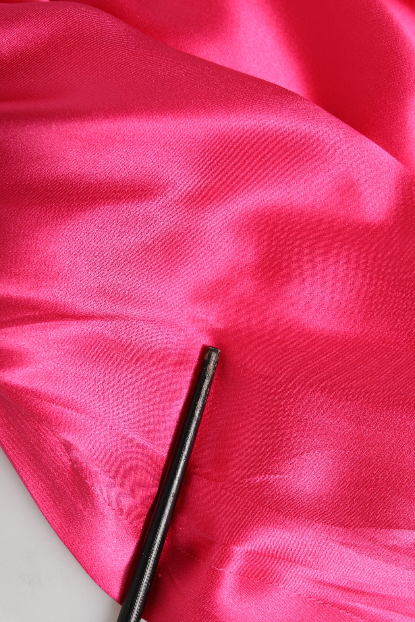 Dolce &amp; Gabbana – Rosa Etuikleid aus Seide mit Schleife und offenen Schultern