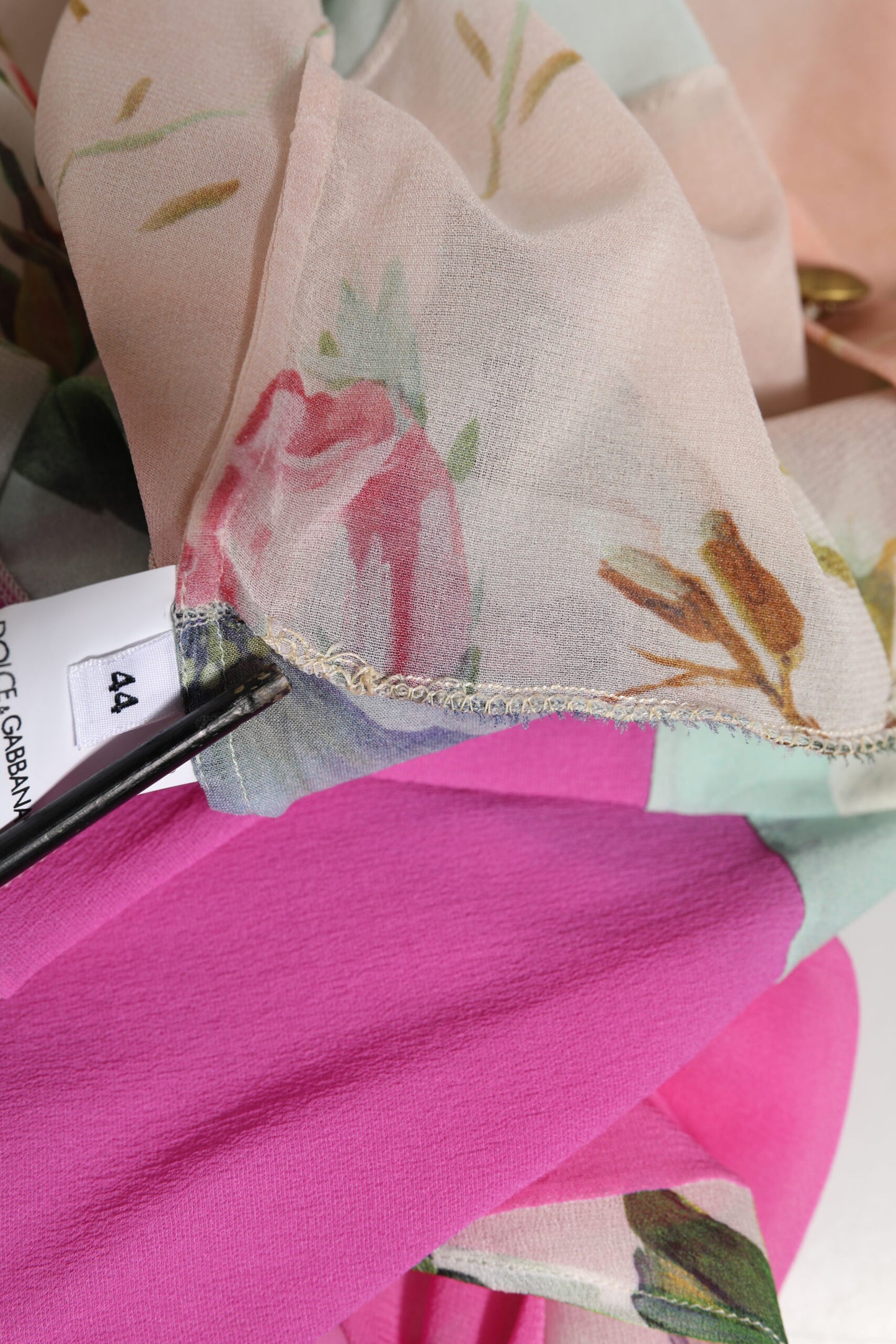 Dolce &amp; Gabbana, mehrfarbiges Seidentop mit Ascot-Kragen und Blumen-Patchwork