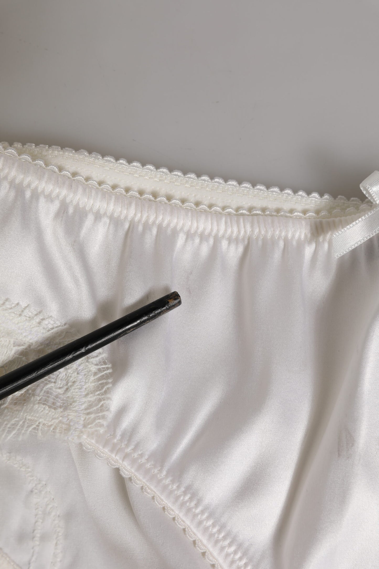 Dolce &amp; Gabbana – Slip aus weißer Seidensatin mit floraler Spitze