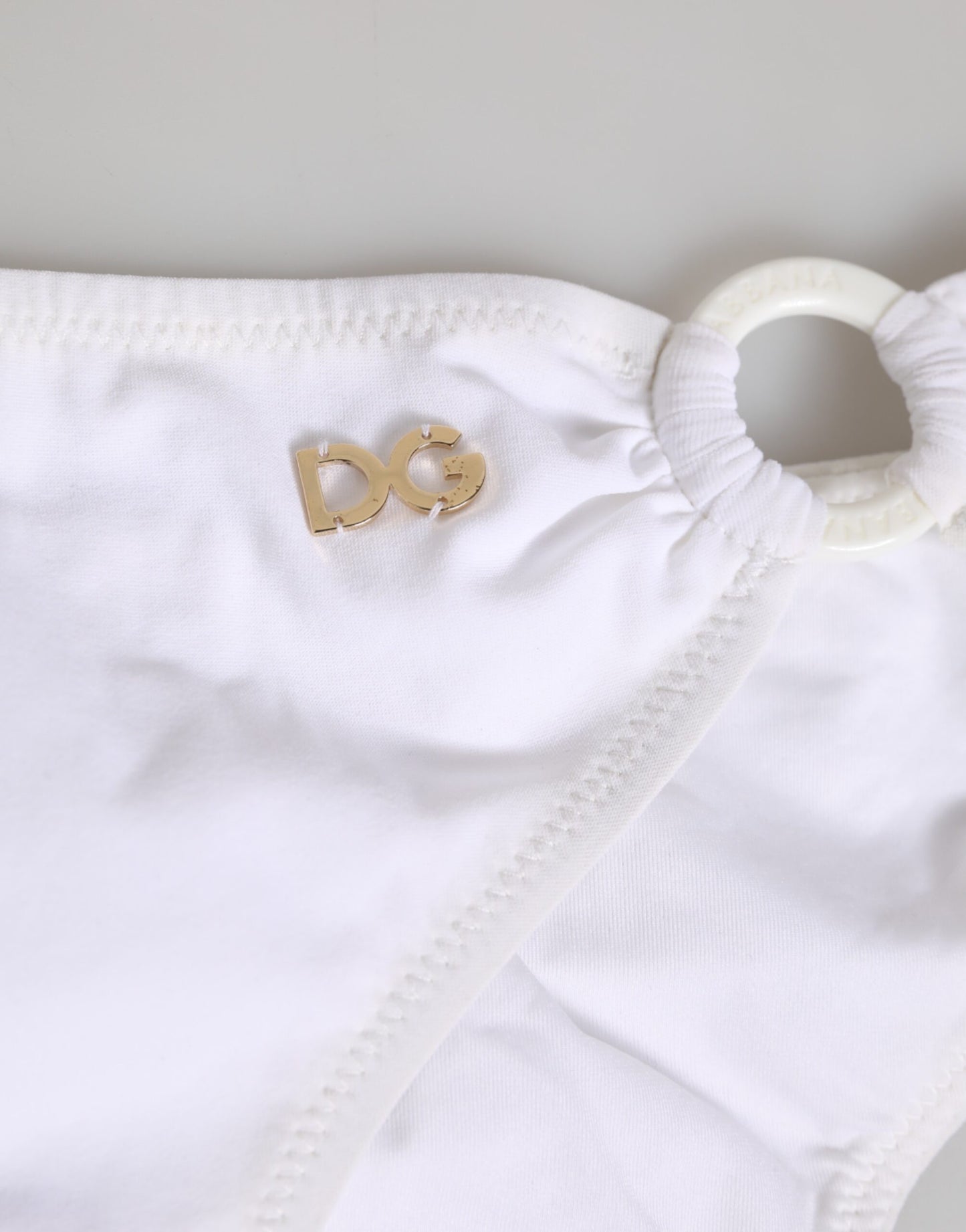 ملابس سباحة دولتشي آند غابانا بيضاء بشعار دولتشي آند غابانا، قطعتين من الأعلى والأسفل