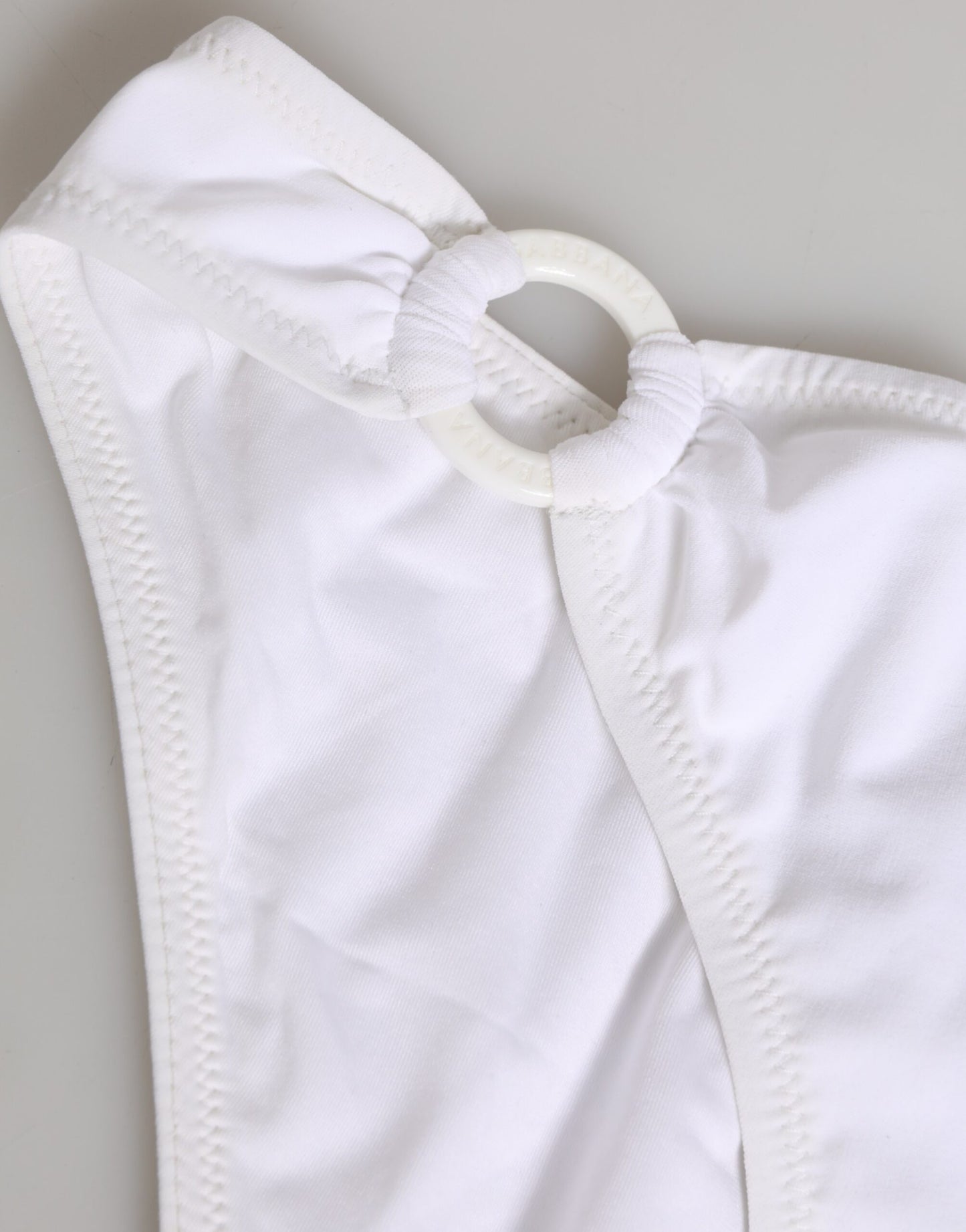 ملابس سباحة دولتشي آند غابانا بيضاء بشعار دولتشي آند غابانا، قطعتين من الأعلى والأسفل