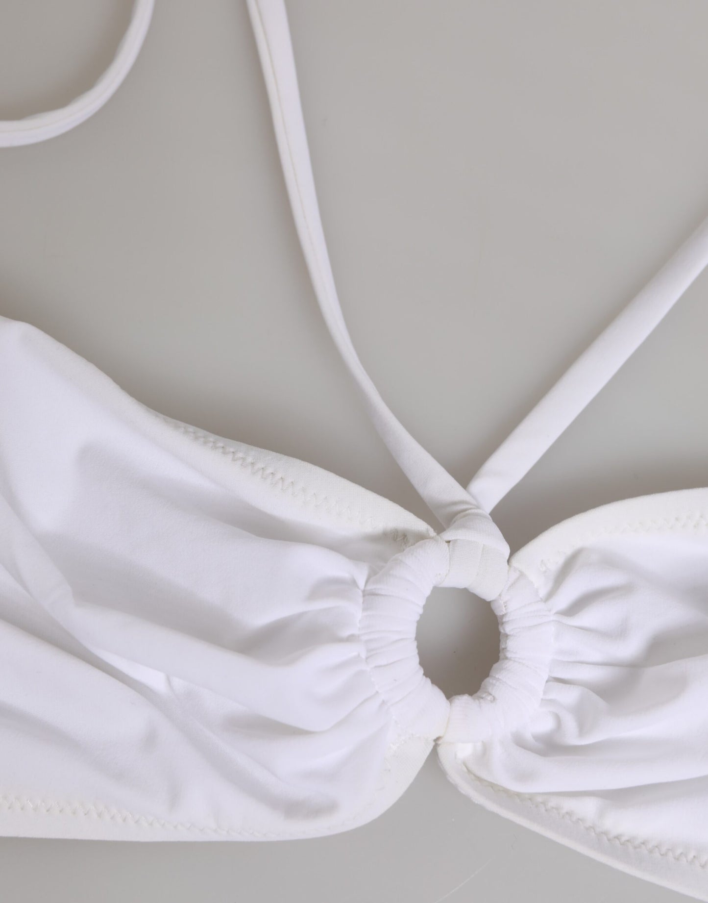 ملابس سباحة دولتشي آند غابانا بيضاء بشعار دولتشي آند غابانا، قطعتين من الأعلى والأسفل