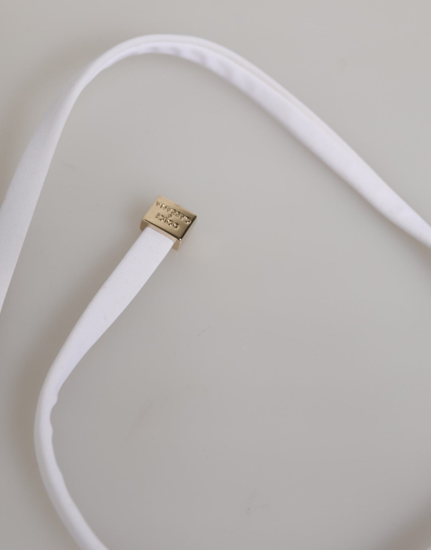 ملابس سباحة دولتشي آند غابانا بيضاء بشعار دولتشي آند غابانا، قطعتين من الأعلى والأسفل