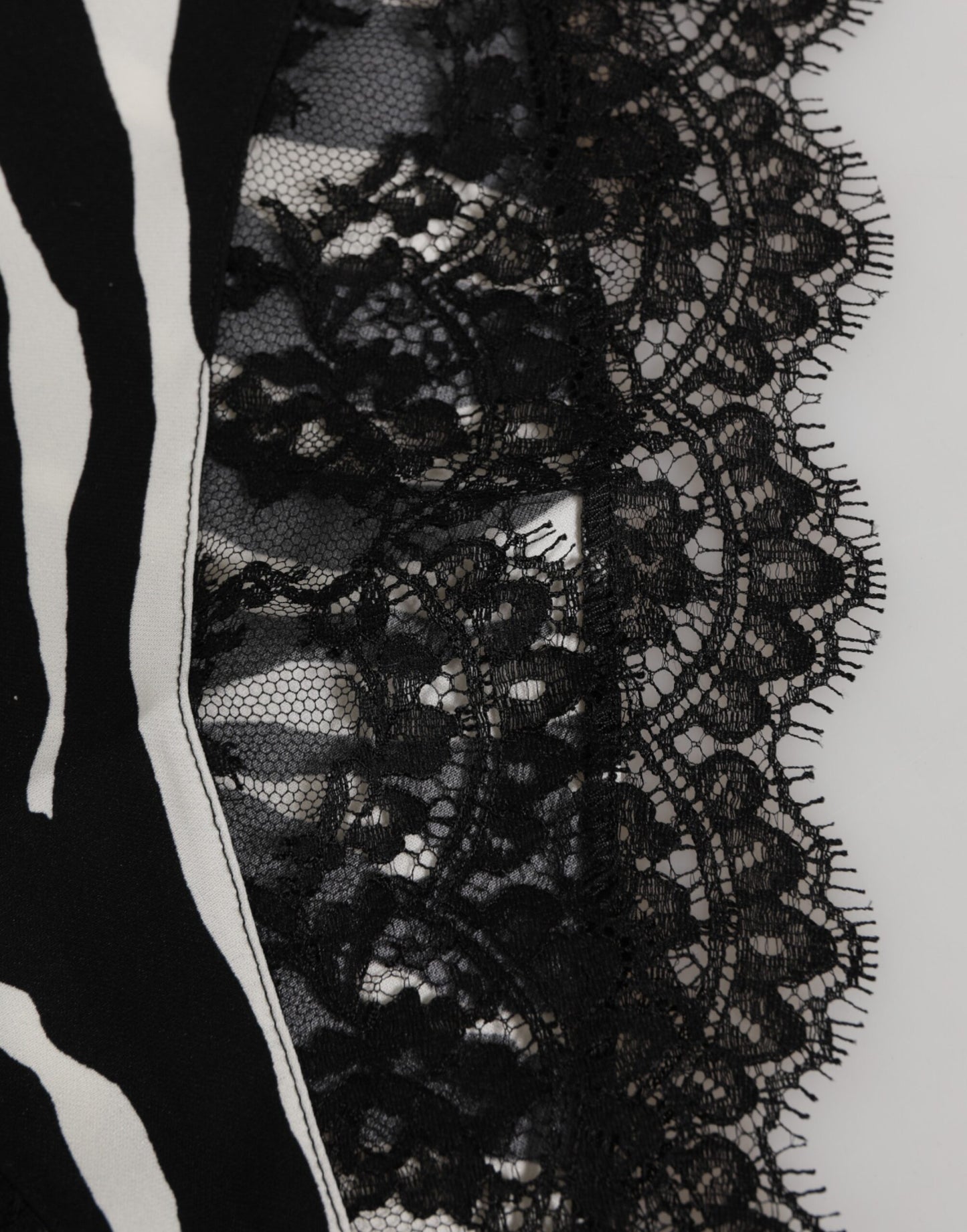 ملابس داخلية دولتشي آند غابانا سوداء من الحرير بطبعة حمار وحشي مع دانتيل وخصر مرتفع