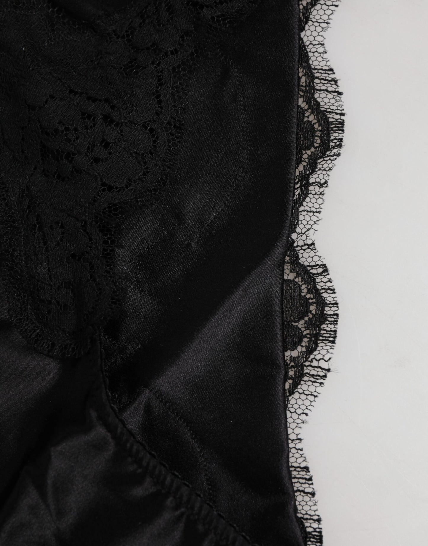 ملابس داخلية قصيرة من دولتشي آند غابانا، مصنوعة من الحرير الأسود والساتان والدانتيل المزهر