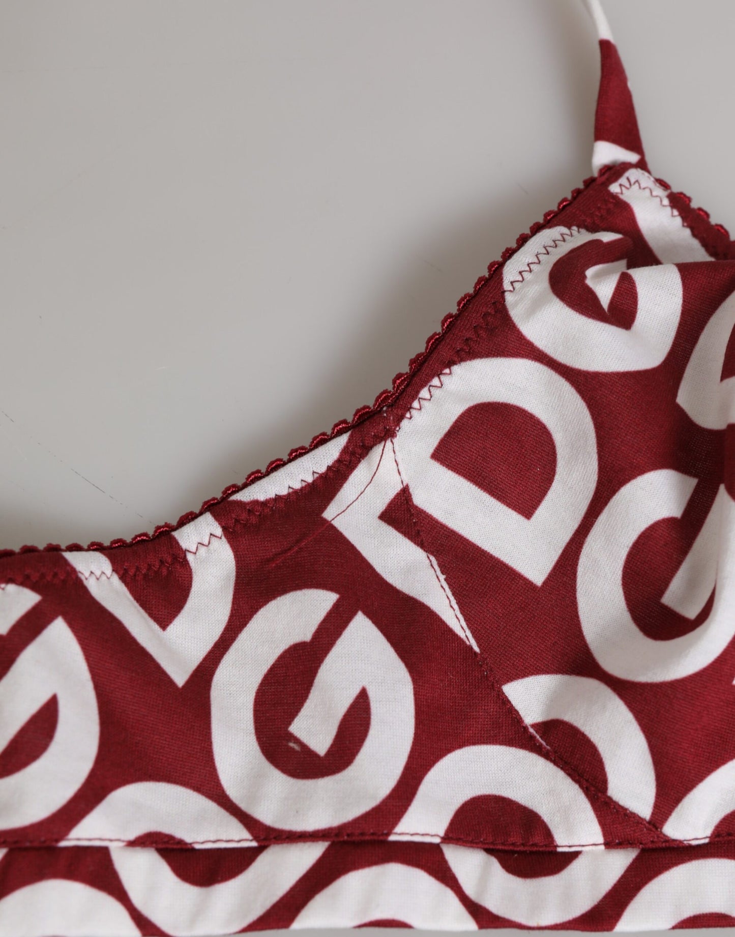 حمالة صدر دولتشي آند غابانا حمراء وبيضاء بشعار مانيا الناعم