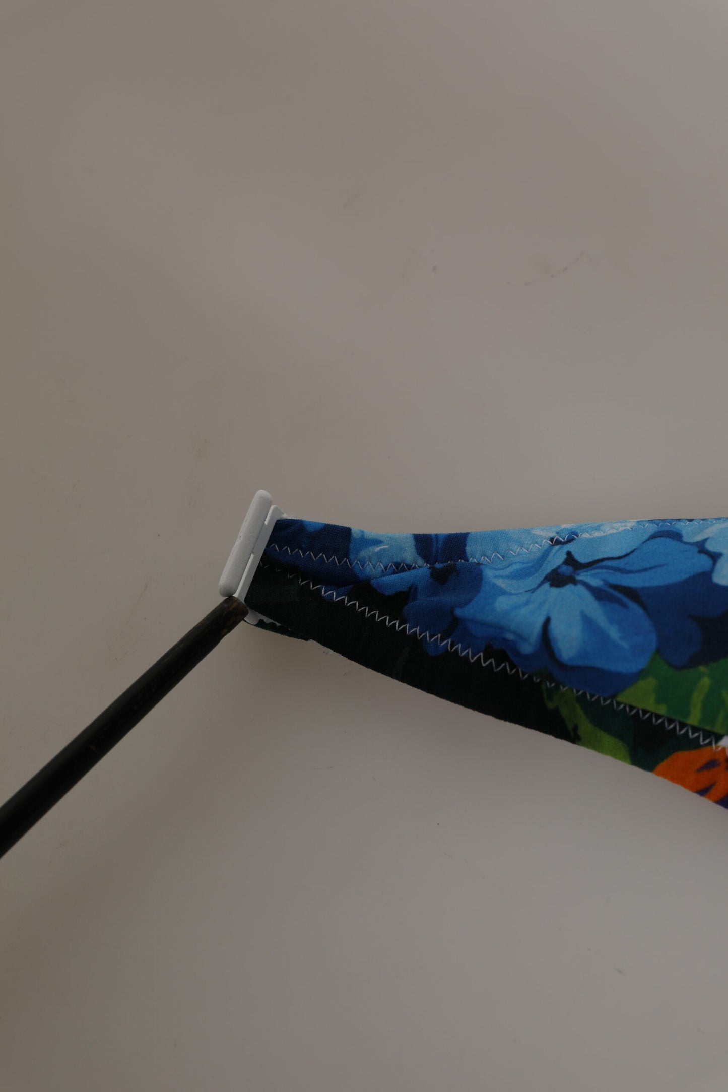 ملابس سباحة دولتشي آند غابانا بيضاء مزينة بالزهور، قطعتان من الأعلى والأسفل