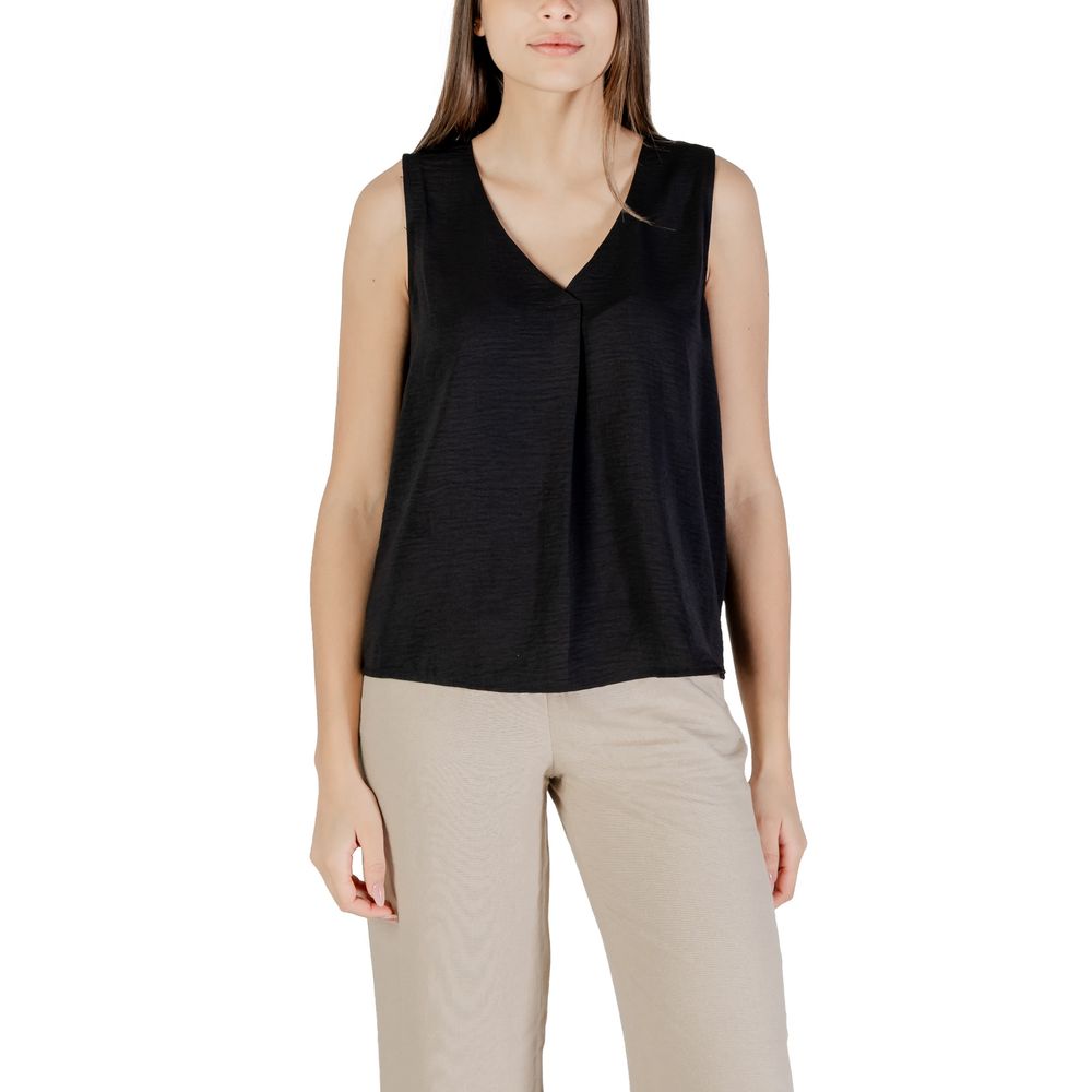 قميص داخلي مصنوع من البوليستر المعاد تدويره باللون الأسود فقط