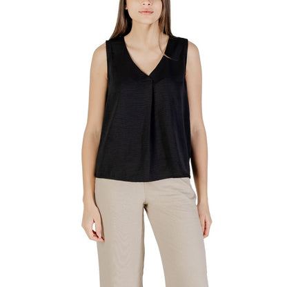 قميص داخلي مصنوع من البوليستر المعاد تدويره باللون الأسود فقط