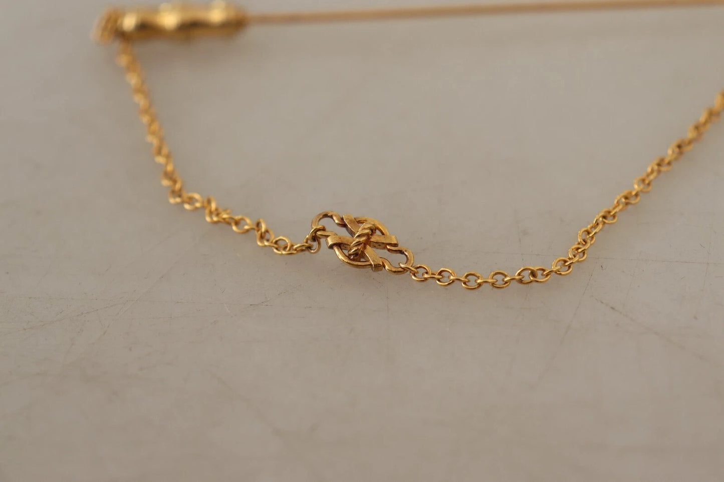 Dolce &amp; Gabbana – Goldfarbene Brosche aus 925er Sterlingsilber mit Kristallkette