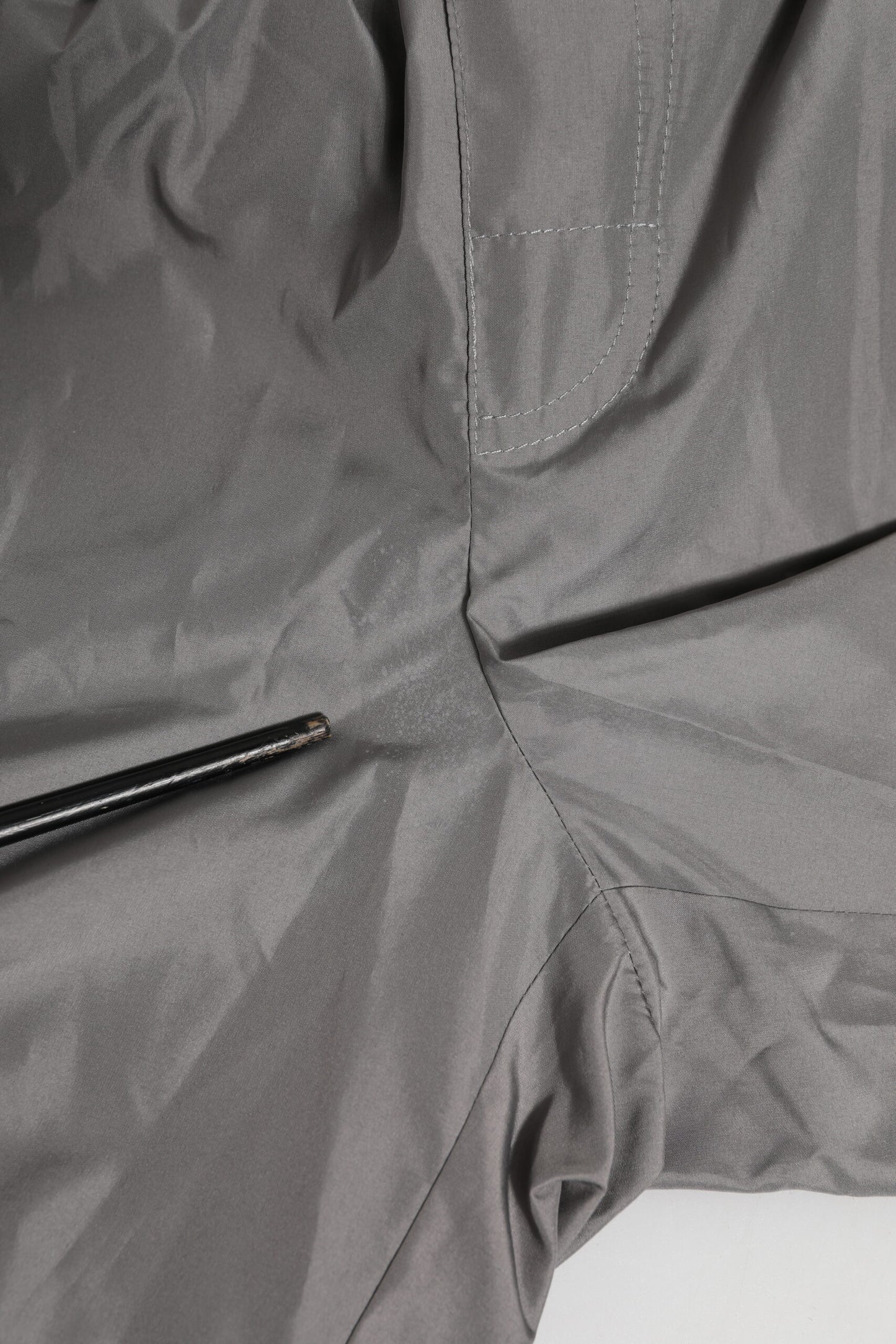 Dolce &amp; Gabbana Hellgraue Nylon-Shorts mit elastischer Taille