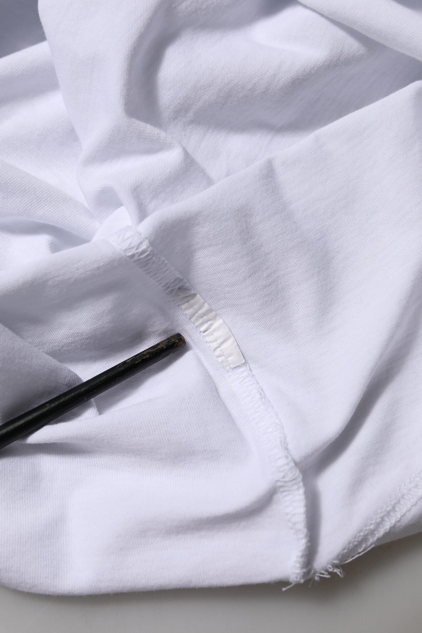 Dolce &amp; Gabbana – Weißes T-Shirt aus Baumwolle mit V-Ausschnitt und kurzen Ärmeln