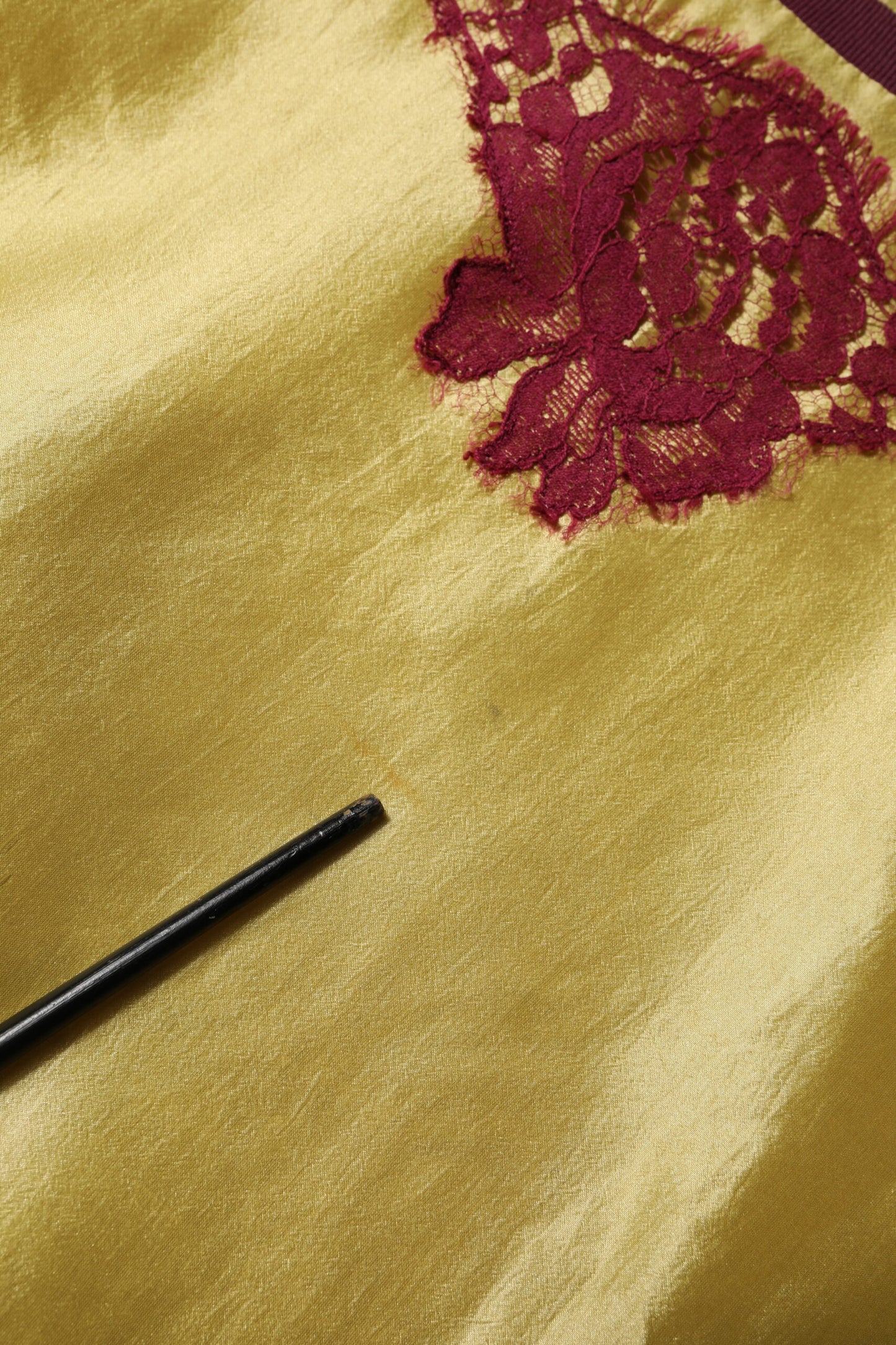 Dolce &amp; Gabbana – Kurzärmliges Oberteil aus Seidensatin mit Blumenspitze in Gelb