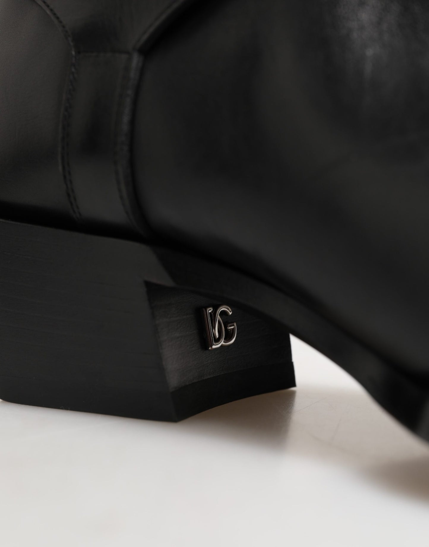 Dolce &amp; Gabbana – Wadenhohe Stiefel mit Logo-Schild in Schwarz