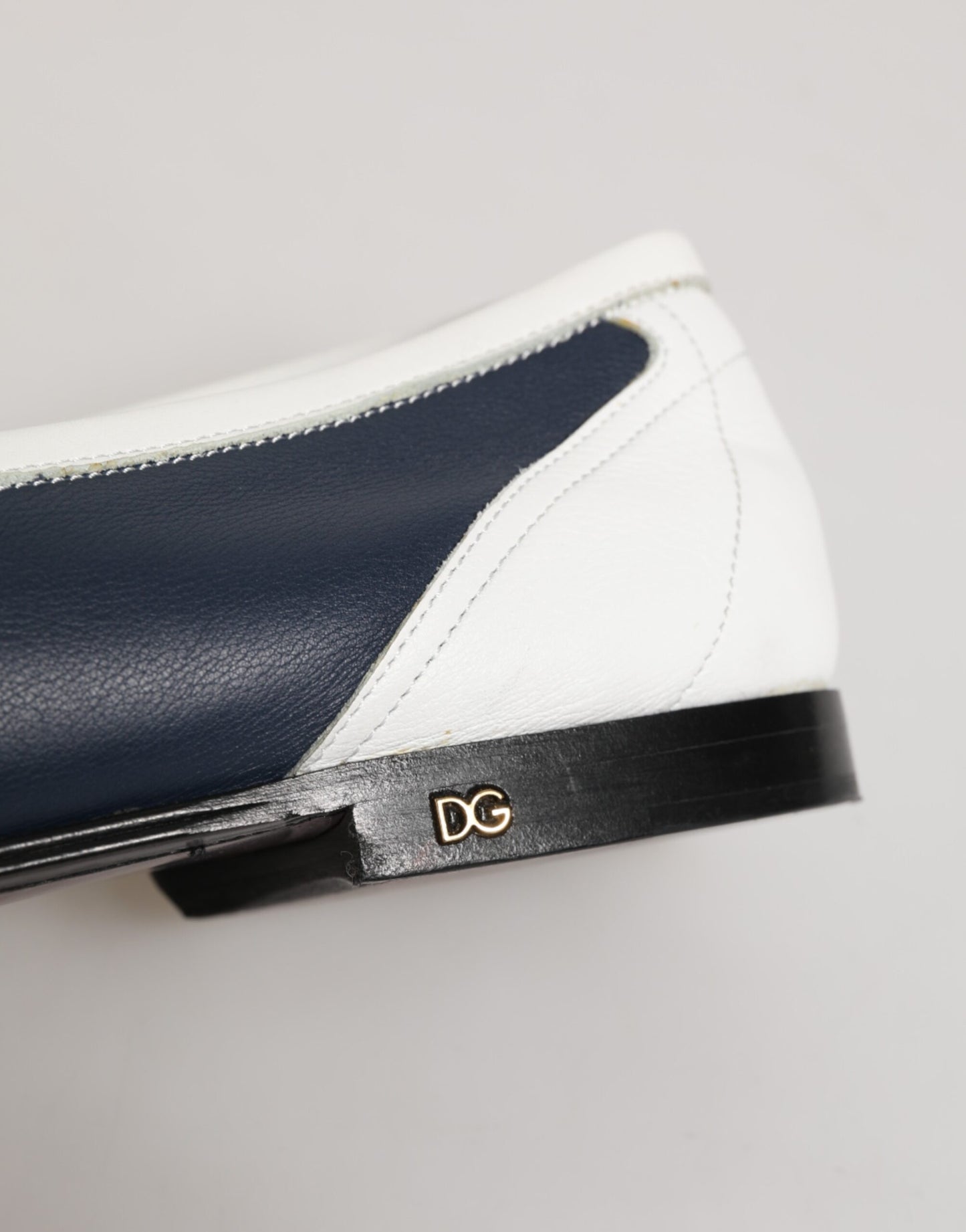 Dolce &amp; Gabbana Slipper aus Leder in Weiß und Blau Herren Formelle Schuhe