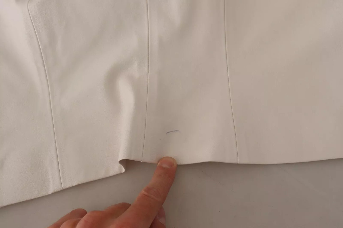 PINKO Weiße, kurze Bluse mit eckigem Ausschnitt und Knopfleiste