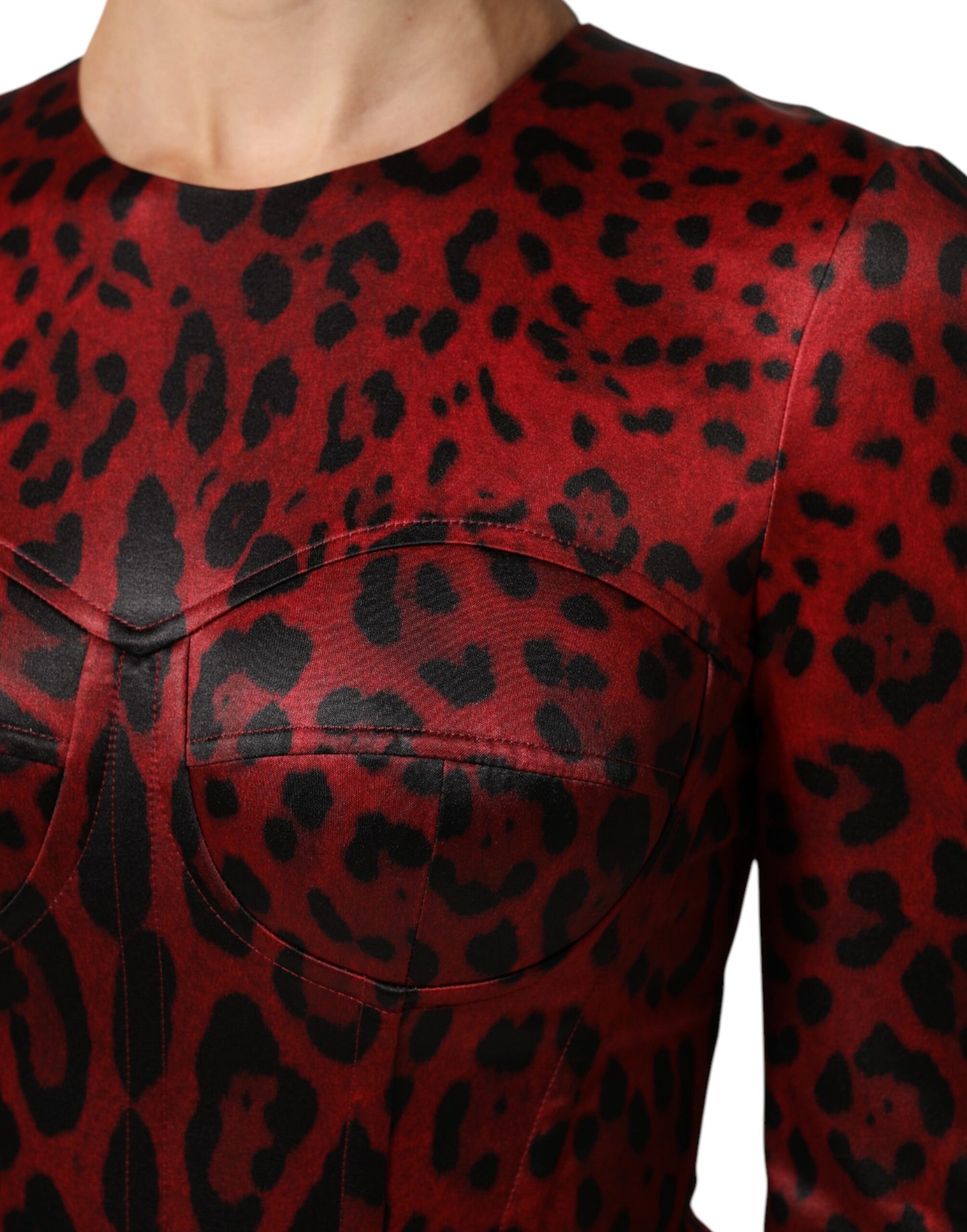 Dolce &amp; Gabbana – Rotes Etuikleid mit langen Ärmeln und Leopardenmuster