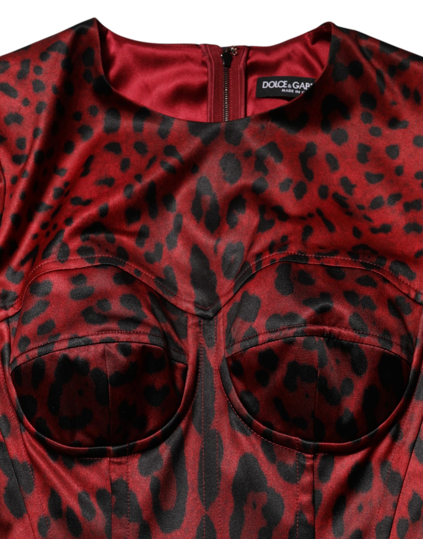 Dolce &amp; Gabbana – Rotes Etuikleid mit langen Ärmeln und Leopardenmuster