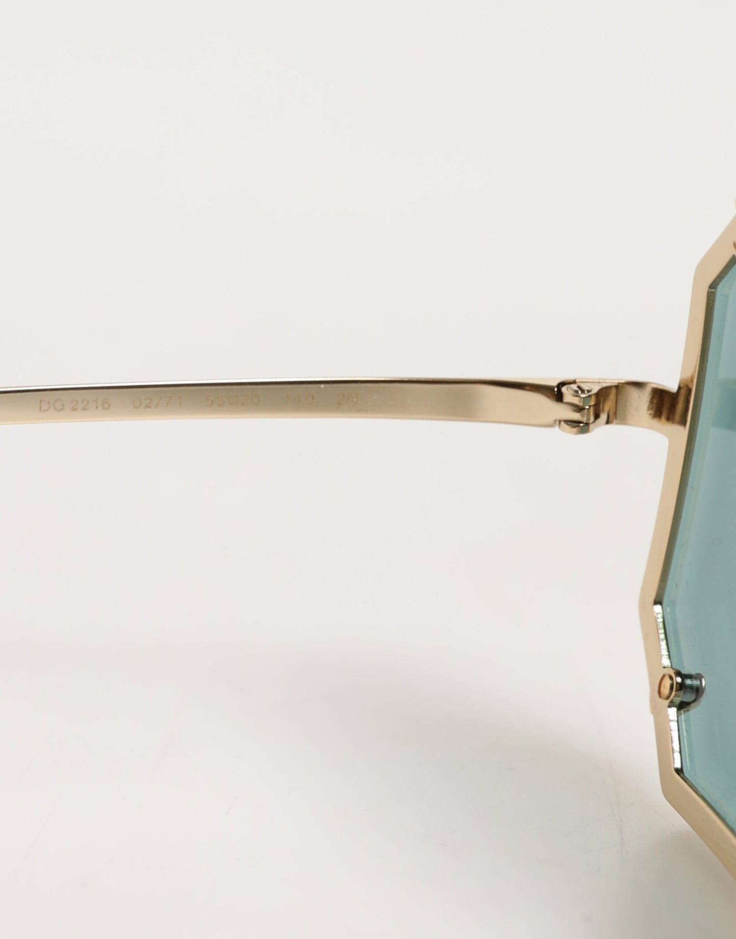 Dolce &amp; Gabbana DG2216 – Sonnenbrille mit quadratischem Rahmen in Gold und grünen Gläsern