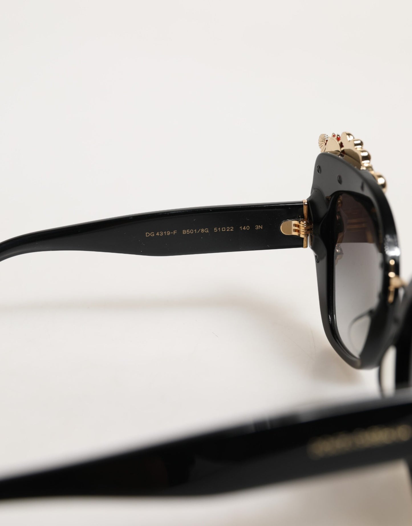 Dolce &amp; Gabbana DG4319F Rote Sonnenbrille mit Herz-Jesu-Kristall-Schmetterling