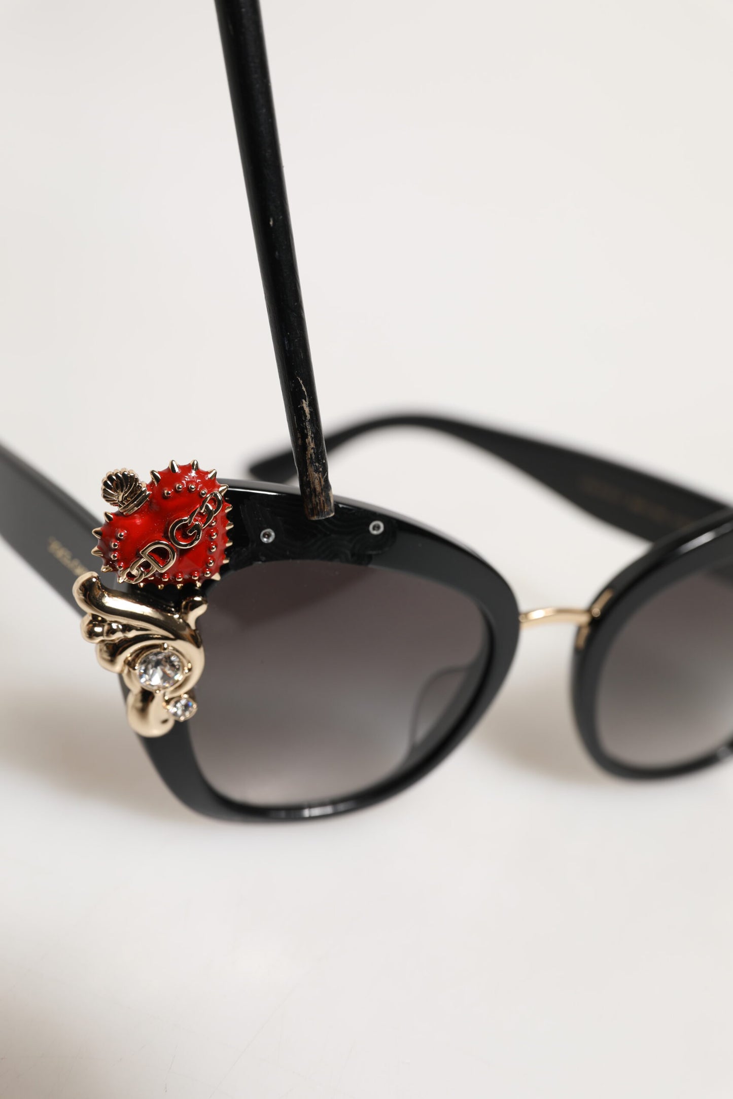Dolce &amp; Gabbana DG4319F Rote Sonnenbrille mit Herz-Jesu-Kristall-Schmetterling