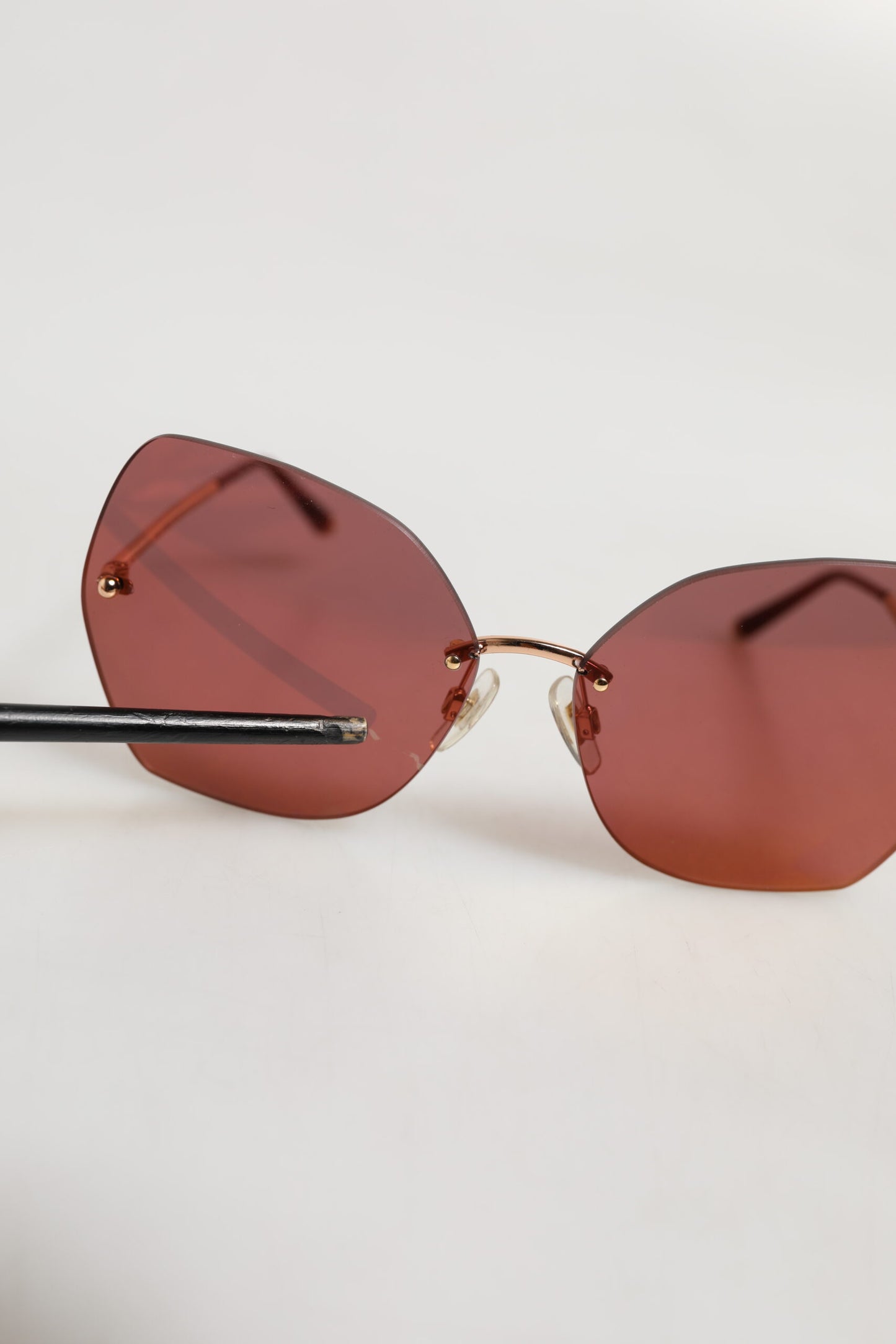 Dolce &amp; Gabbana – Lucia – Cat-Eye-Sonnenbrille aus goldenem Metall mit roten Gläsern