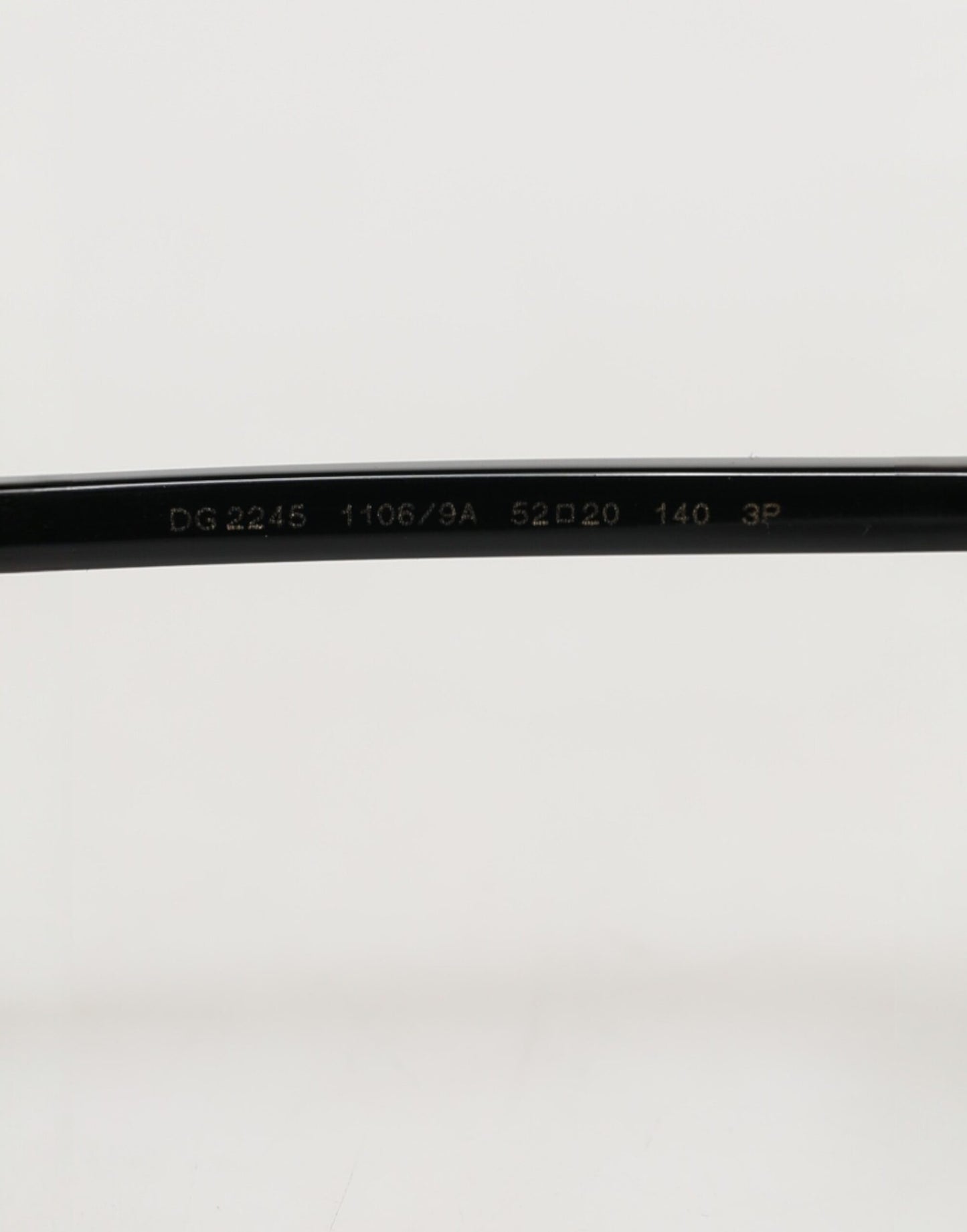 Dolce &amp; Gabbana Sonnenbrille mit mattschwarzem Stahlrahmen und grauen Gläsern