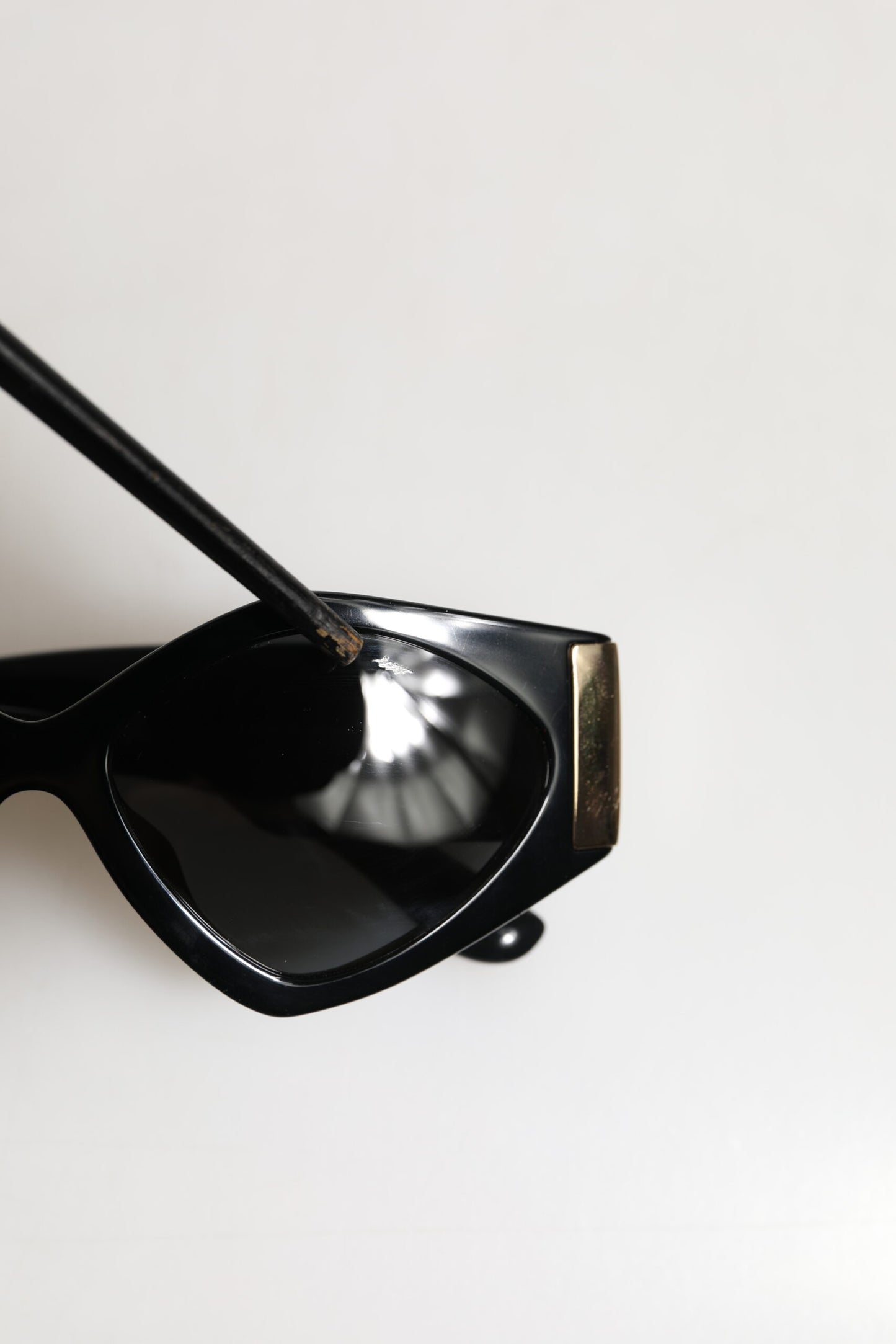 Dolce &amp; Gabbana DG4396 Sonnenbrille mit unregelmäßigem Rahmen und grauem Farbverlauf in Schwarz