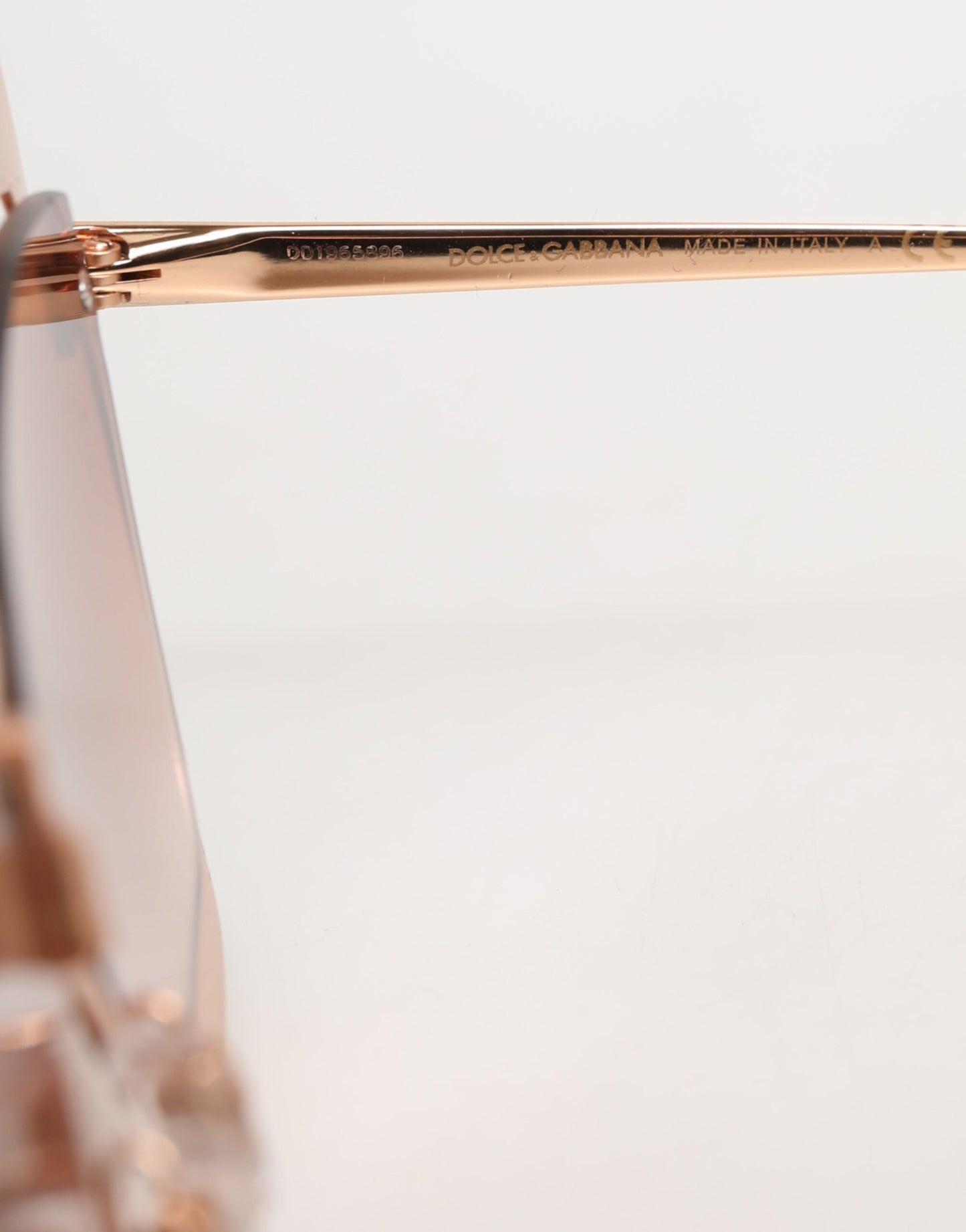 Dolce &amp; Gabbana DG2224 – Cat-Eye-Sonnenbrille mit unregelmäßigem Rahmen in Sand-Roségold