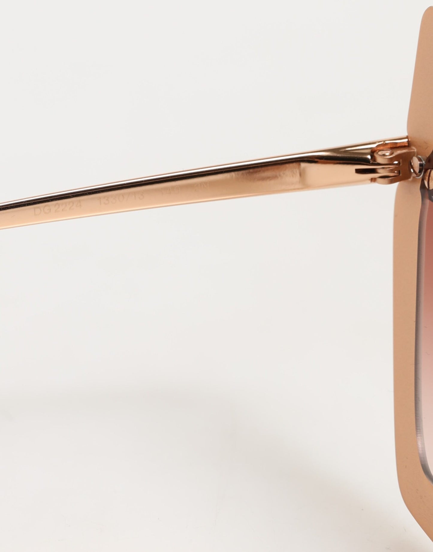 Dolce &amp; Gabbana DG2224 – Cat-Eye-Sonnenbrille mit unregelmäßigem Rahmen in Sand-Roségold