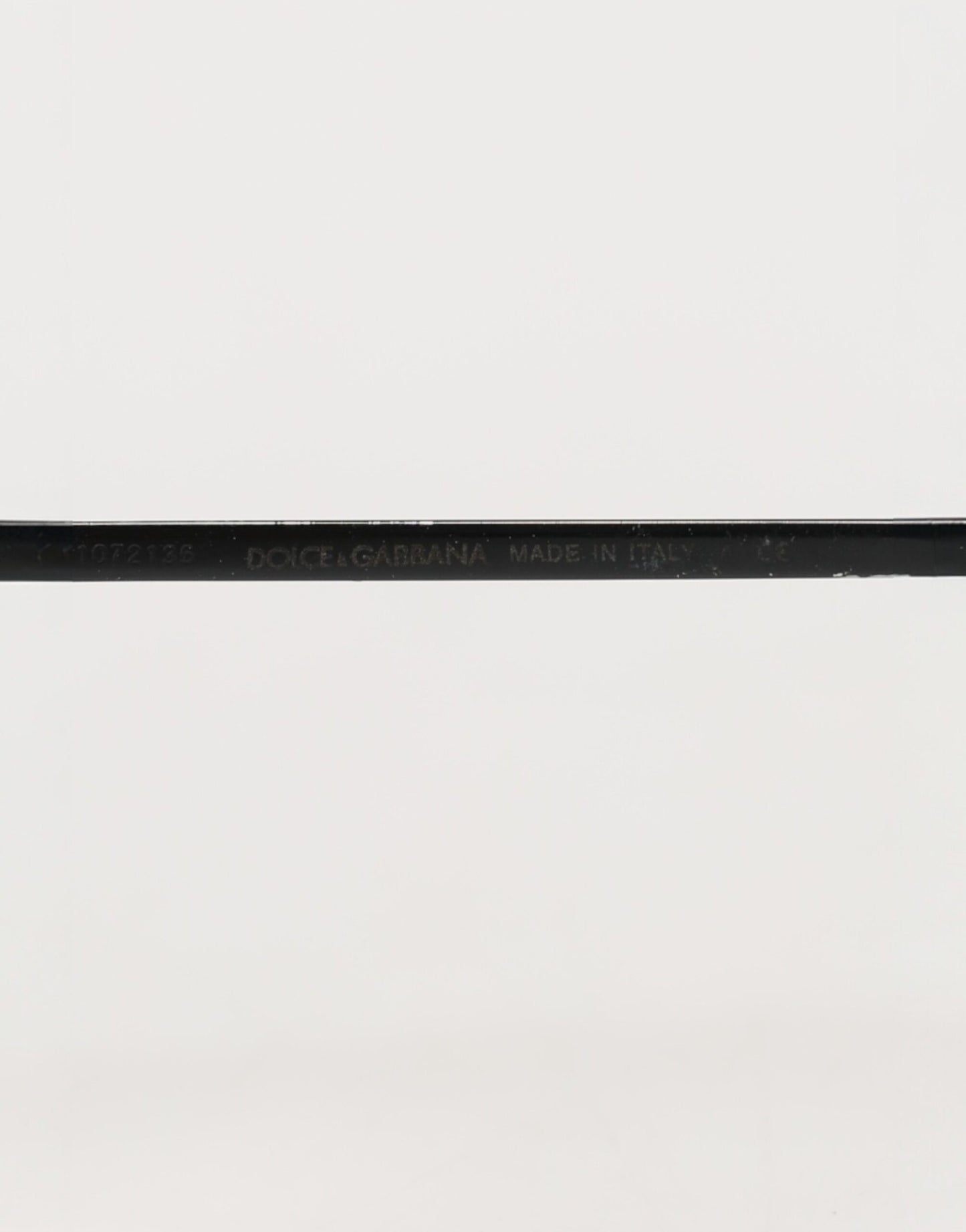 Dolce &amp; Gabbana DG2225 Sonnenbrille mit Spitzenrahmen in Schwarz und Gold mit braunem Farbverlauf