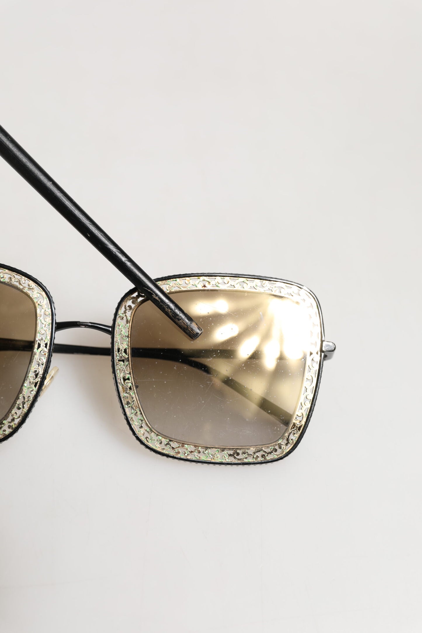 Dolce &amp; Gabbana DG2225 Sonnenbrille mit Spitzenrahmen in Schwarz und Gold mit braunem Farbverlauf