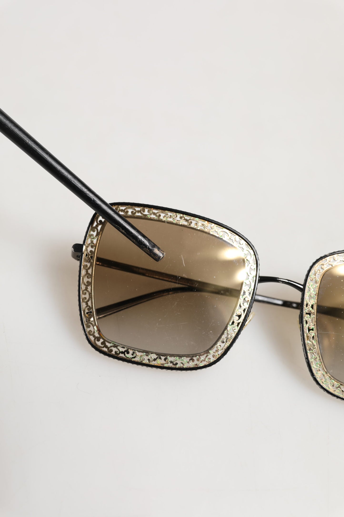 Dolce &amp; Gabbana DG2225 Sonnenbrille mit Spitzenrahmen in Schwarz und Gold mit braunem Farbverlauf